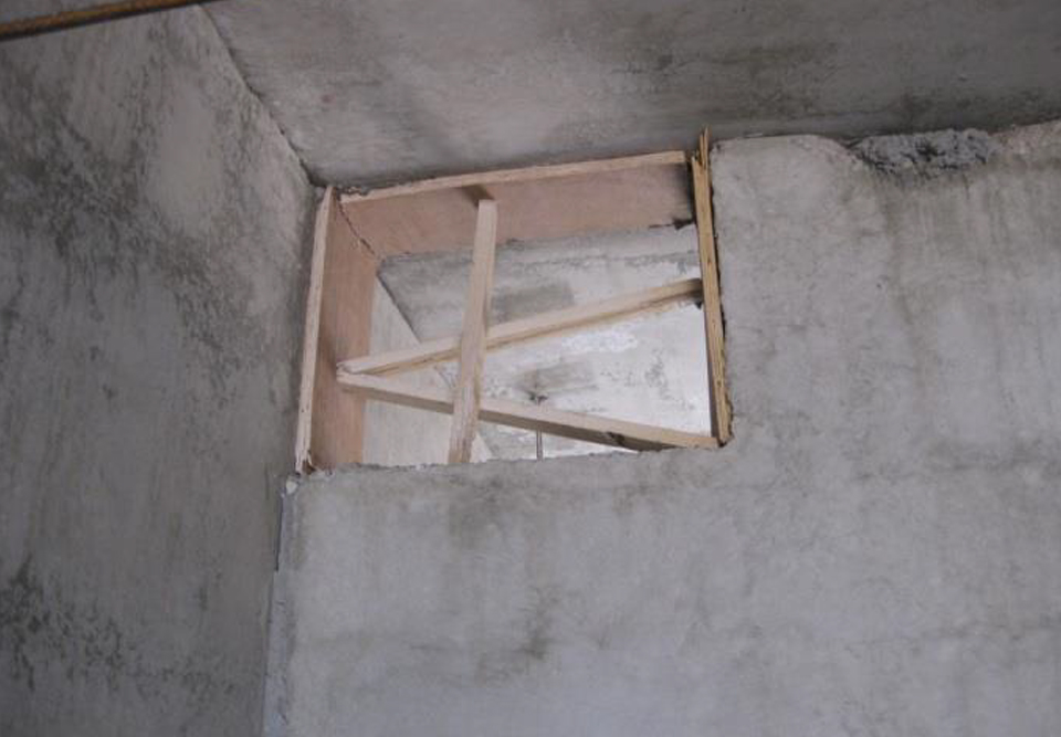 تعبیه تاسیسات الکتریکي و تهویه در کارخانه انجام می شود