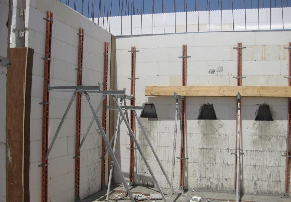 تعبیه پشت بندها برای مهار دیوارها و تنظیم شاقولی بودن آنها در سیستم H-ICF