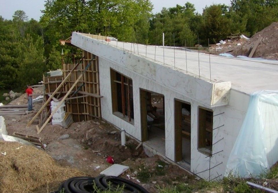 سازه سیستم V-ICF پس از بتن ریزی و بازشدن جکهای نگهدارنده