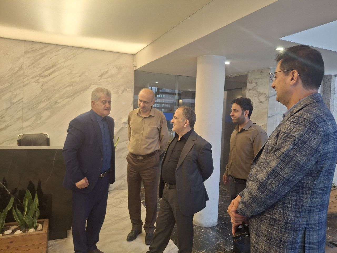 گزارش تصویری بازدید مدیرعامل هلدینگ ساختمانی معلم از بخش‌های مختلف شرکت و دیدار حضوری با کارکنان