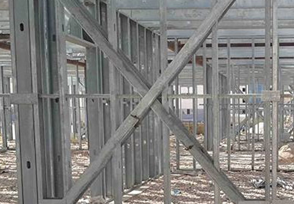 ایجاد مقاومت در برابر بار جانبی به کمک تعبیه عناصر قطری (بادبندی) در سیستم LSF